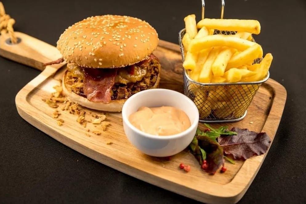 BBQ onion burger cu cartofi prăjiți
