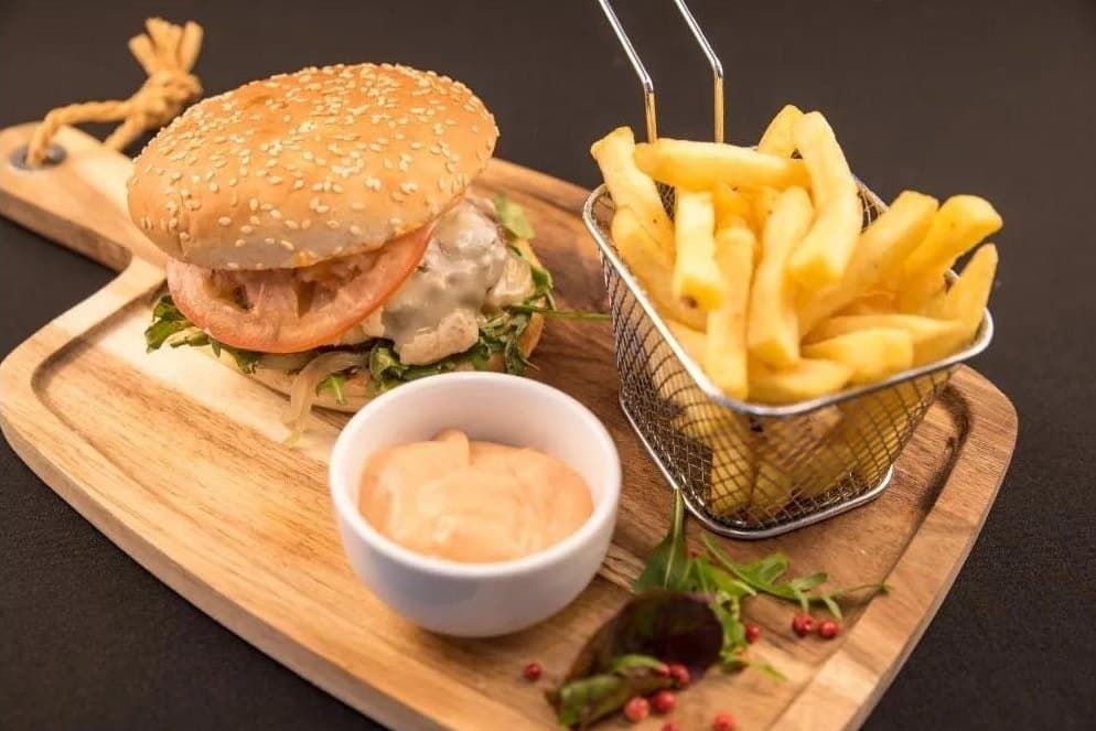 Gorgonzola Burger cu cartofi prăjiți
