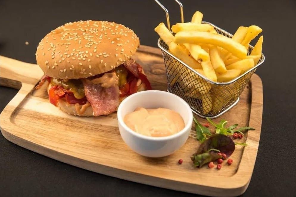 Smoke’n Fire Burger cu cartofi prăjiți