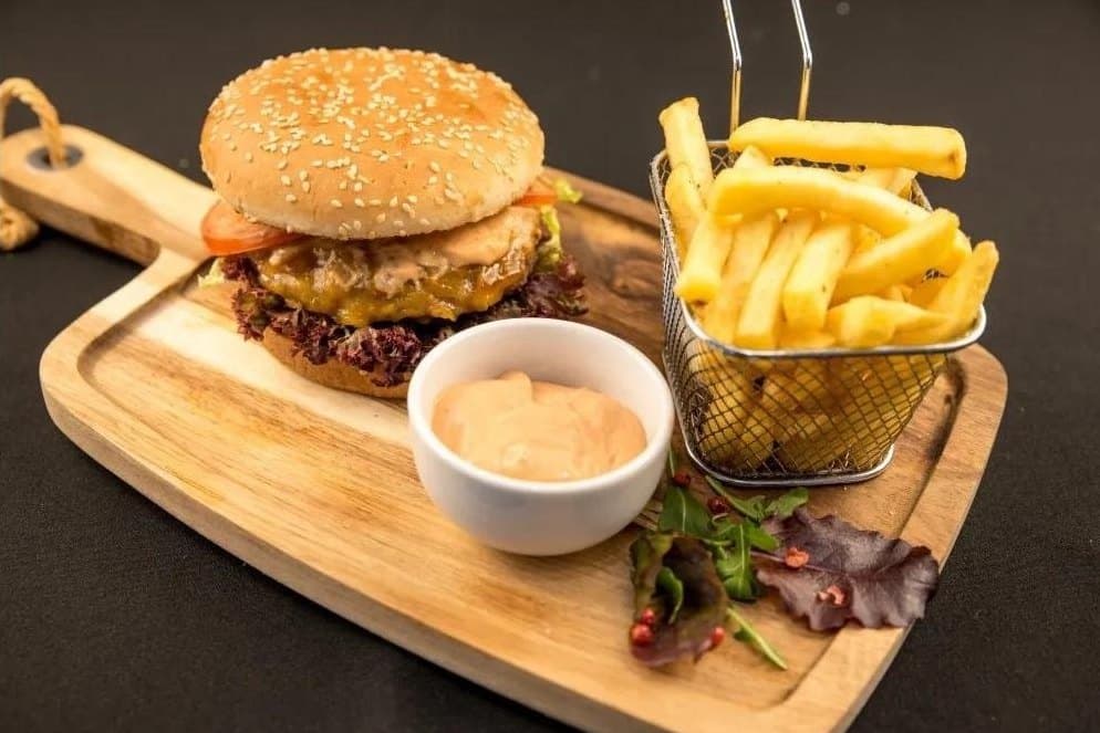 Cheeseburger cu cartofi prăjiți și sos