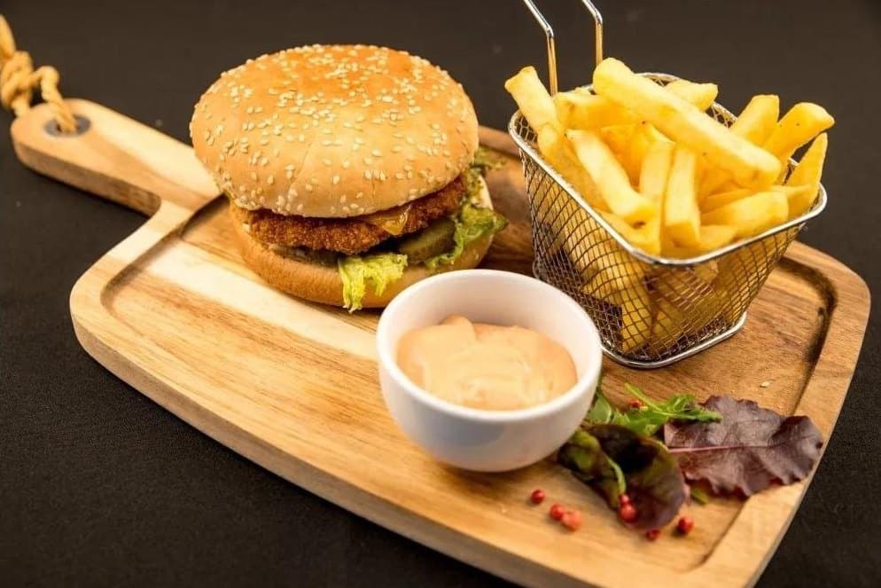 Chicken Burger cu cartofi prăjiți
