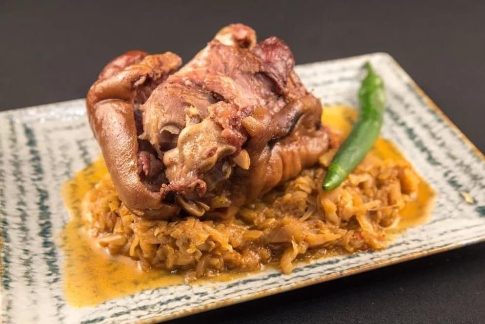 Ciolan de porc pe varză călită, cu ardei iute și smântână