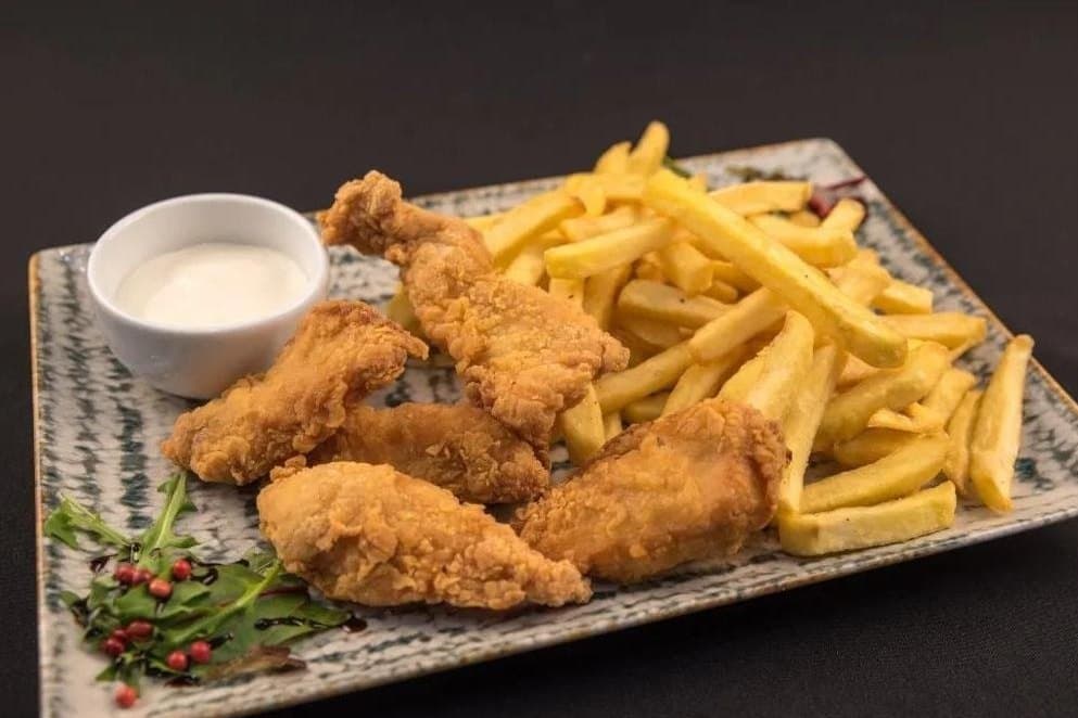 Gujoane de pui crispy cu cartofi prăjiți