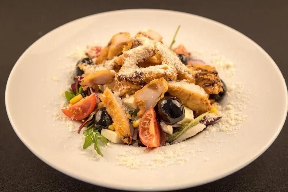 Salată mix cu pui crispy
