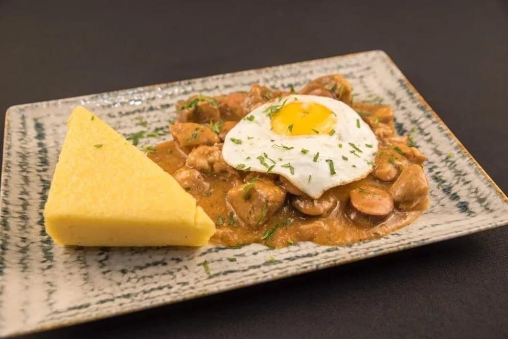 Tochitură de porc cu ou ochi și mămăliguță